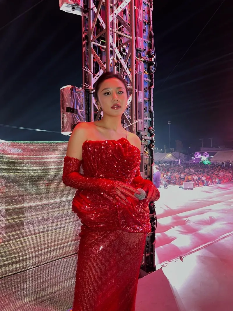 Văn Mai Hương hát qua ảnh biểu diễn đầy nội lực